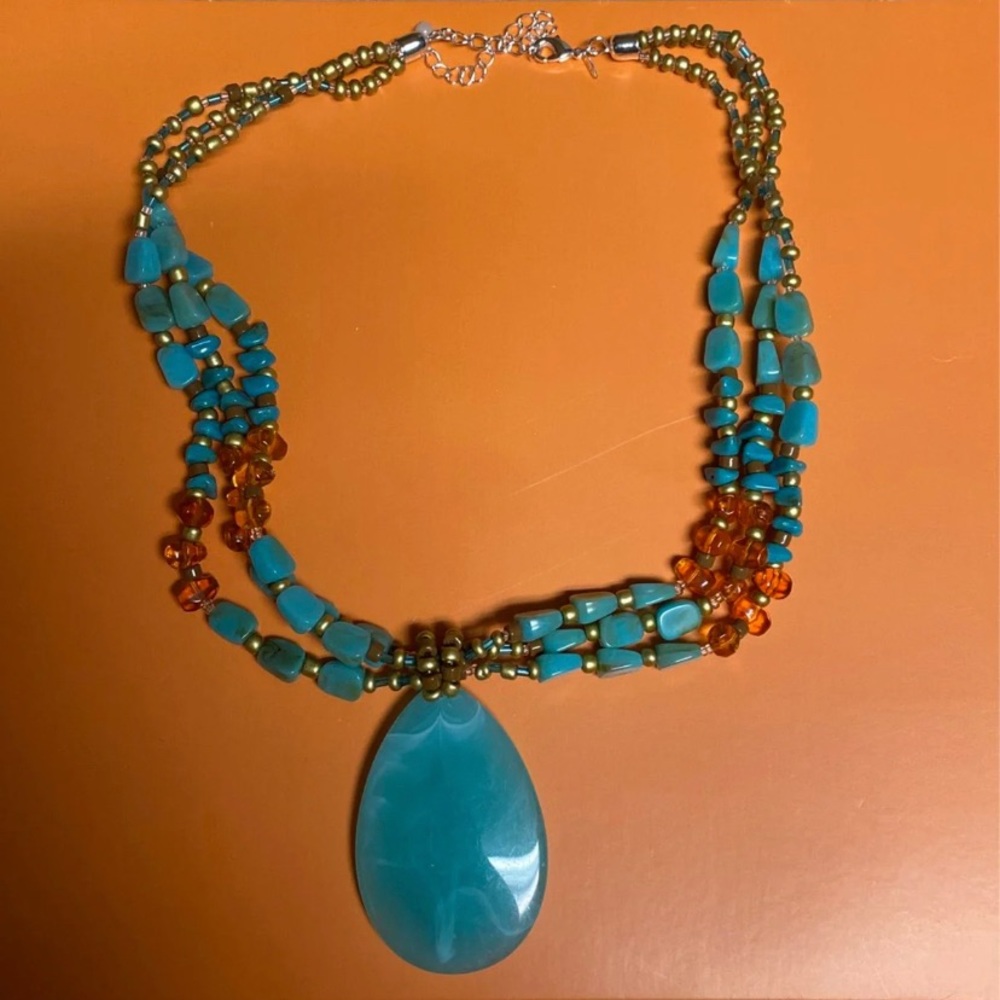 Beautiful necklace - Picture 2 of 3